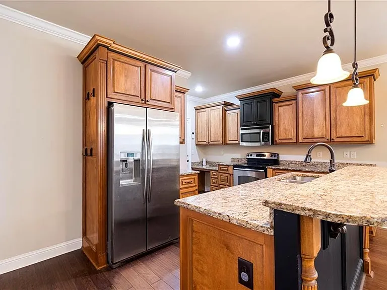 1056 Linlen Ave — Photo 3
