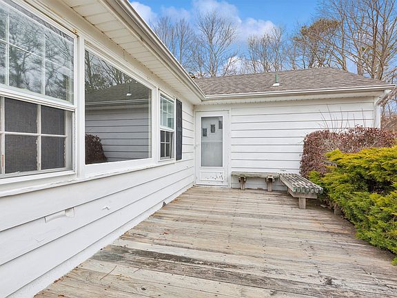 3rd image of 4 E Rampasture Rd