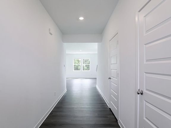 5th image of 989 Kensington Dr