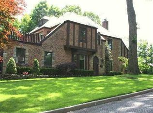 104 Vanderbilt Rd, Manhasset, NY 11030