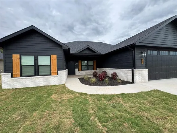 503 N Edgewood Dr, Coffeyville, KS 67337