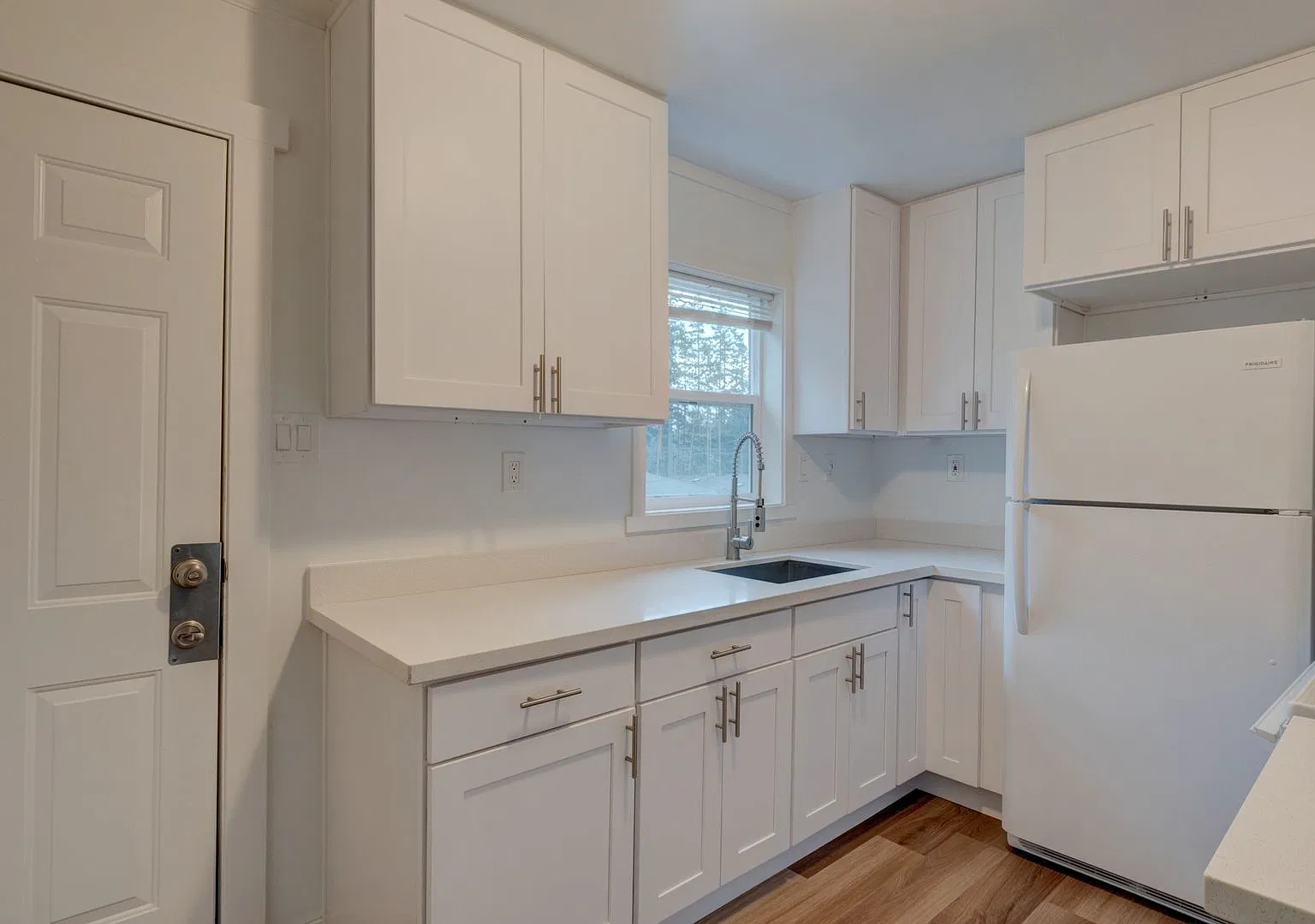 1295 - 966 Yvonne Ave — Photo 2