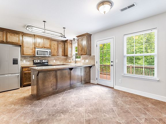5th image of 15 Duxford Cir