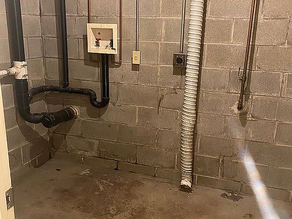 Basement laundry/storage 