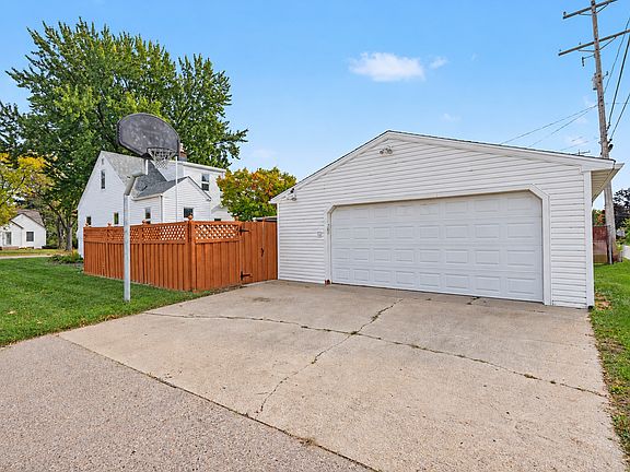 4th image of 233 5th Ave NE