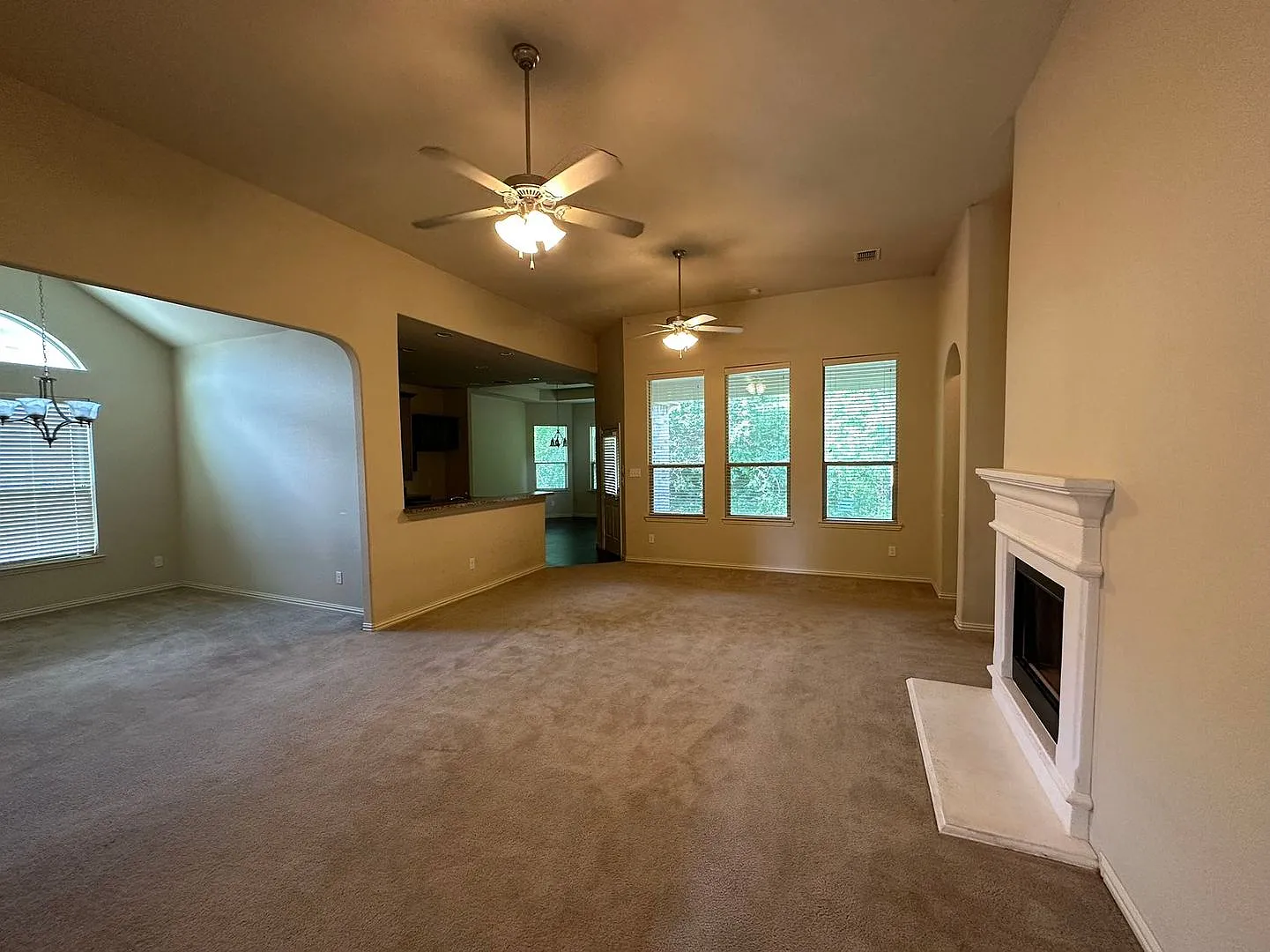4 beds 2 baths Forest Hill home — Photo 2