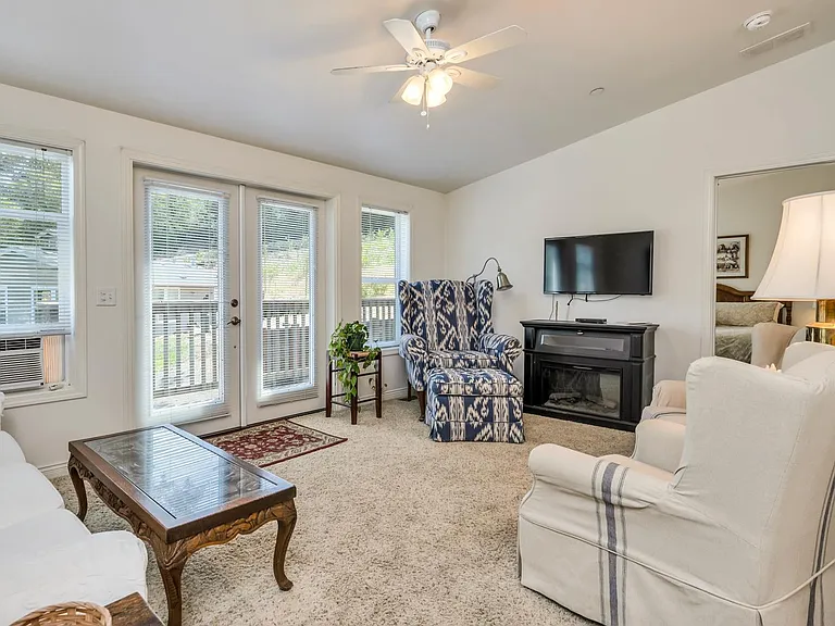 1623 Whitehall Ln — Photo 7