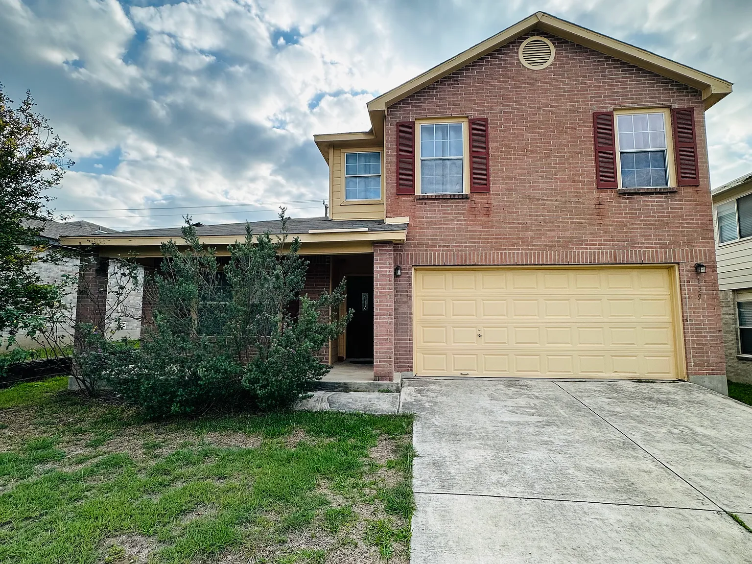 4 bed, 2.5 bath, 2596 sqft, $2,150 — Photo 2