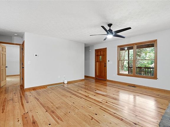 3rd image of 121 Maple Ridge Rd