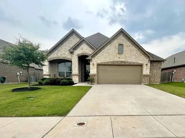 909 Cloudlock Dr, Saginaw, TX 76179