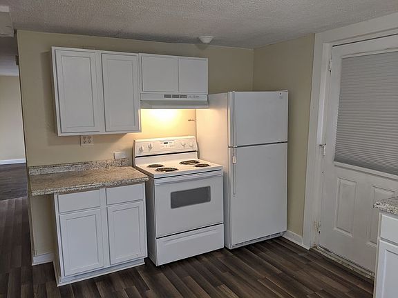 3rd image of 2626 S Lyons Ave