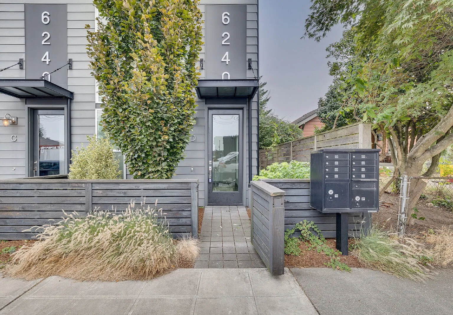 Gorgeous 2 bedroom end unit in Georgetown! — Photo 1