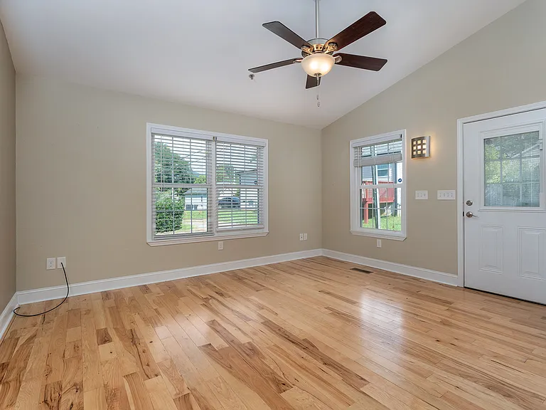 32 Oakcrest Dr — Photo 5