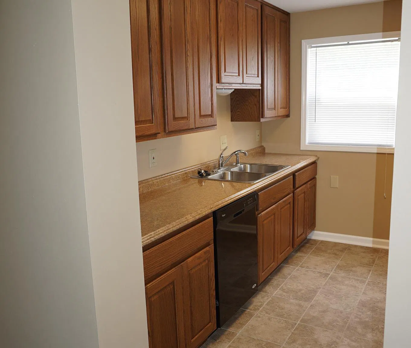 4 bed, $1,900 — Photo 1