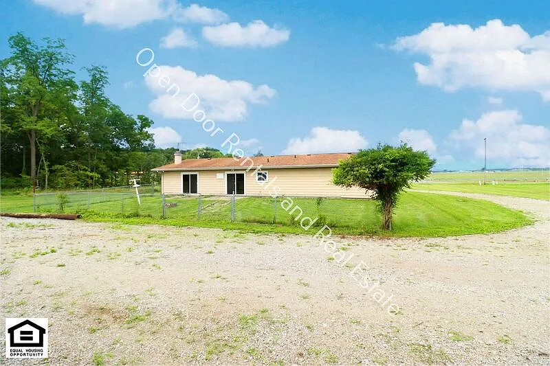 3 bed, 2.0 bath, 1582 sqft, $2,300 — Photo 4