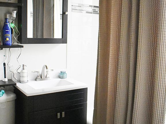 4th image of 3817 1/2 N Greenview Ave APT 3E