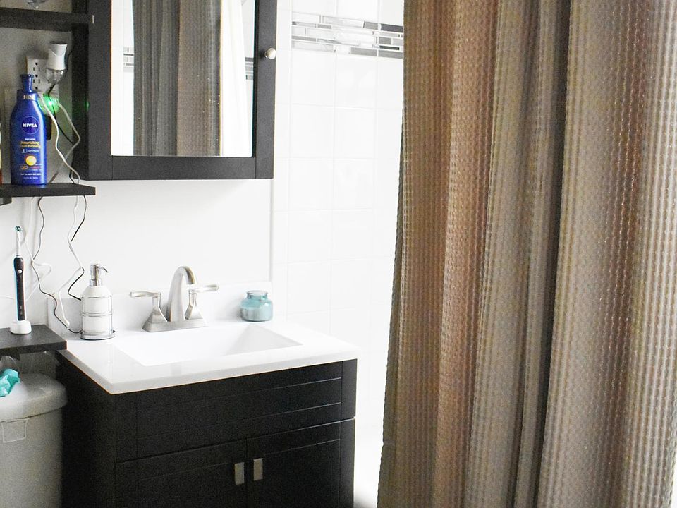 2nd image of 3821 N Greenview Ave #3821-23-3W