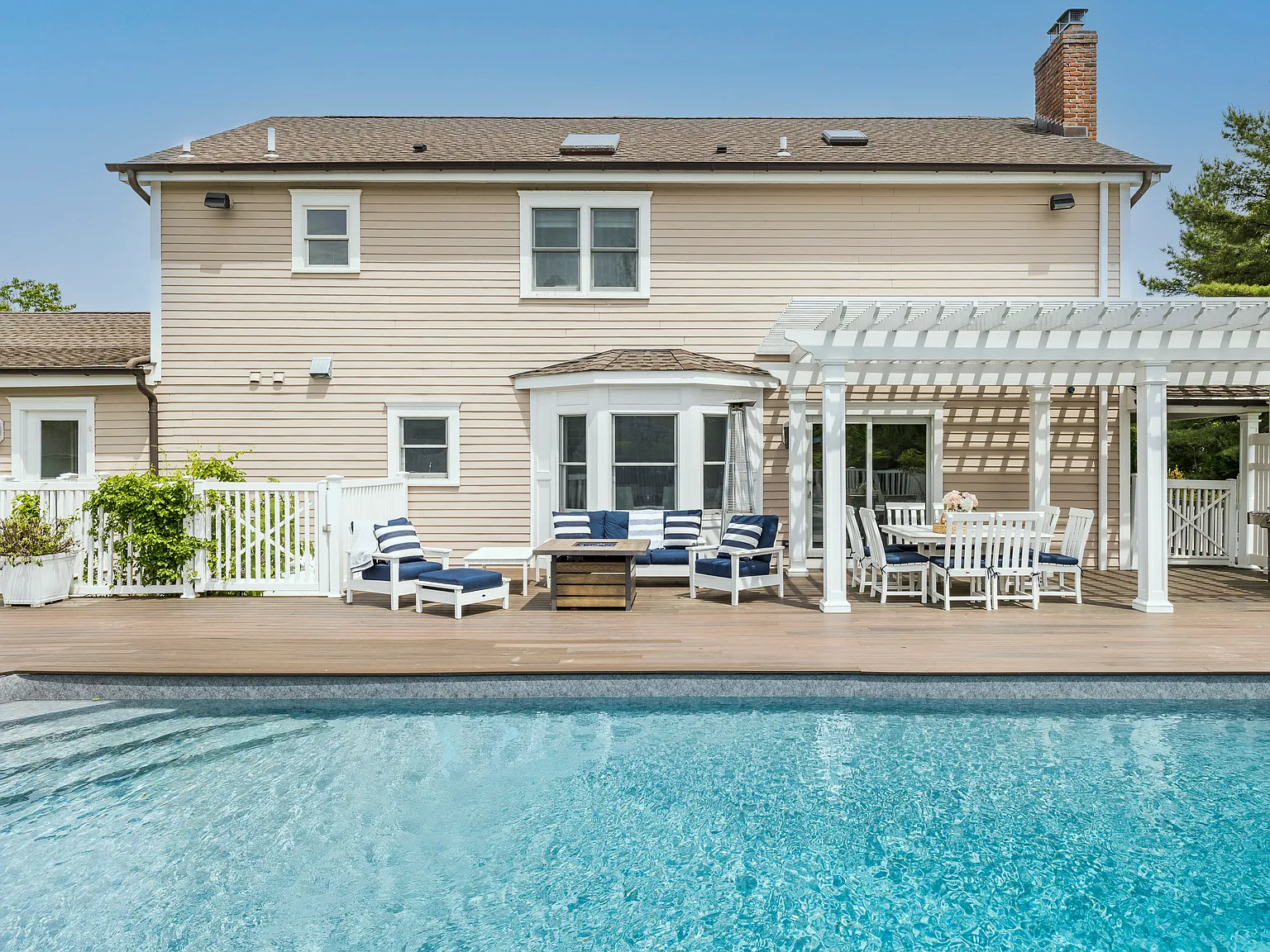 Private 3.5-Acre Sag Harbor Estate Pool Hot Tub Gym Near Village — Photo 2