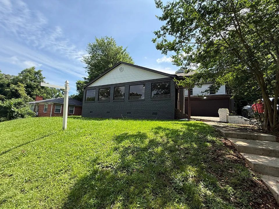 221 Short 24th Ave E