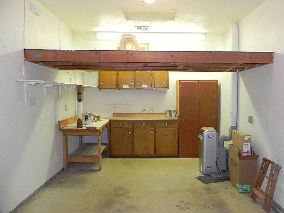  Attached Garage w/Shop