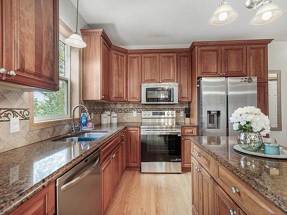5th image of 17495 Glacier Way
