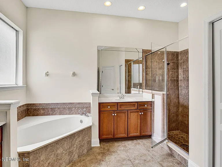1761 Highland View Dr — Photo 11