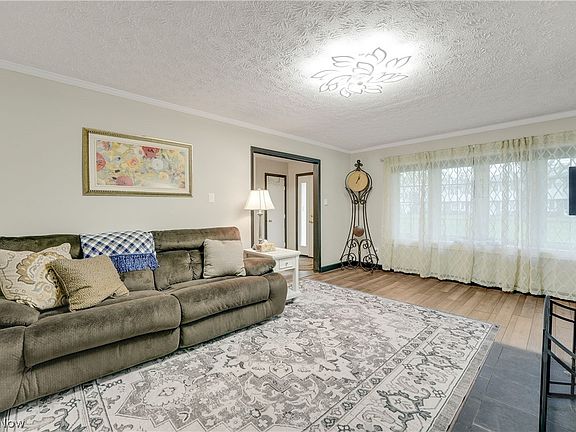 3rd image of 13 Meadowlawn Dr Unit 2