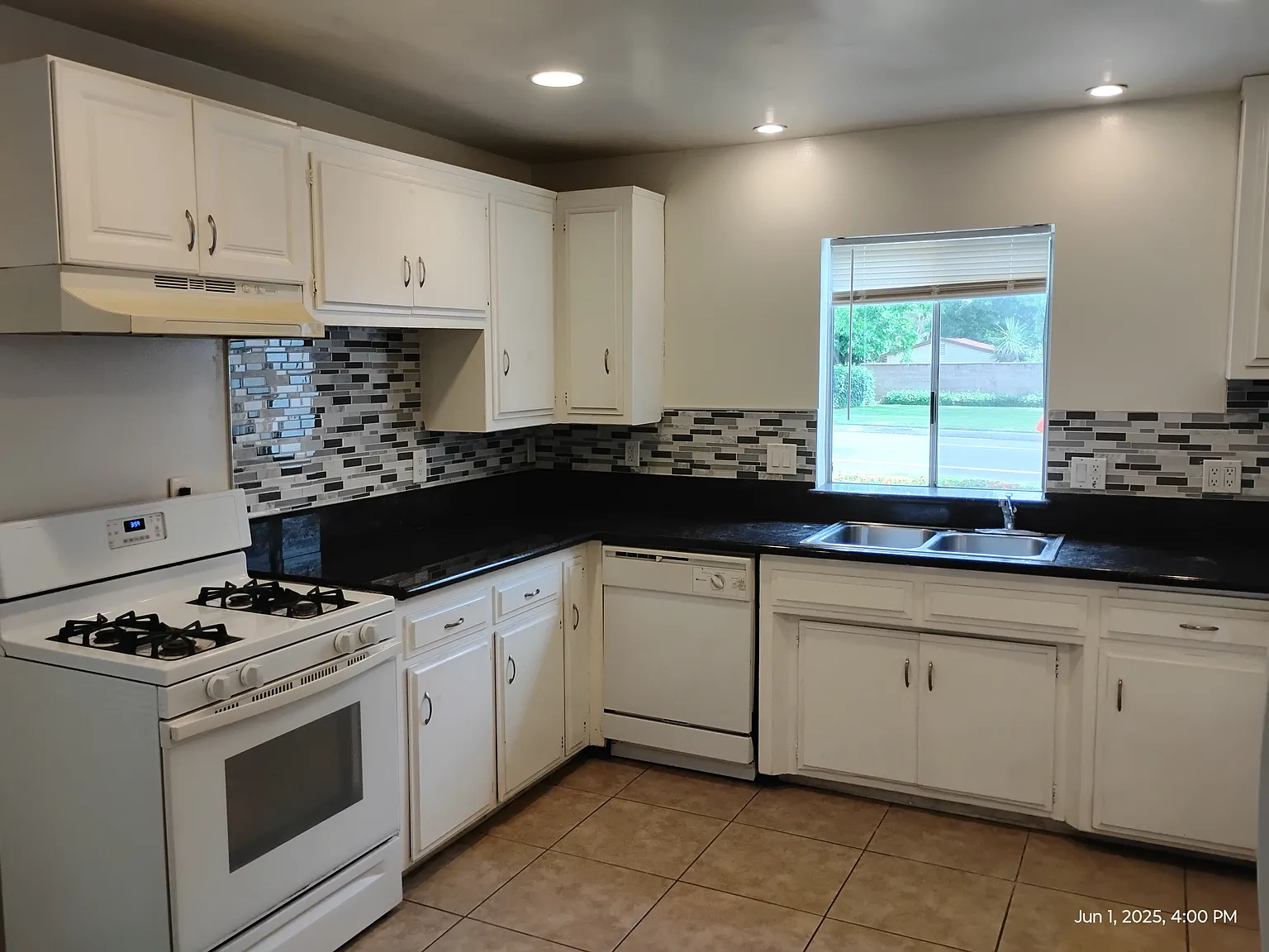 22122 Van Buren St — Photo 4