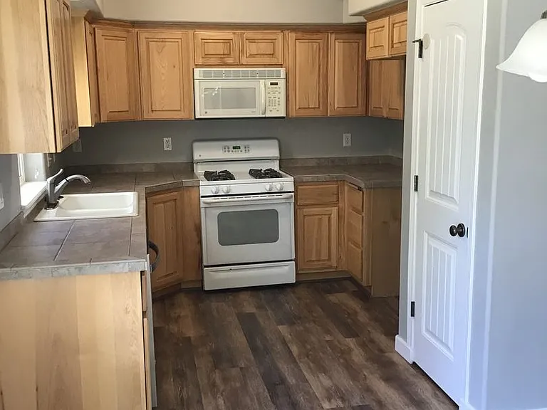 2764 NE 6th Dr — Photo 5