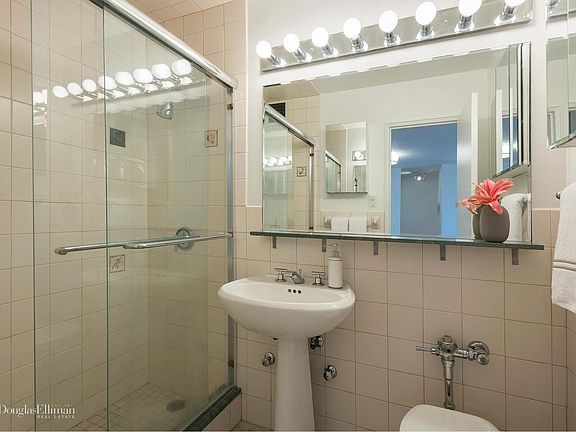 4th image of 77 7th Ave APT 16G