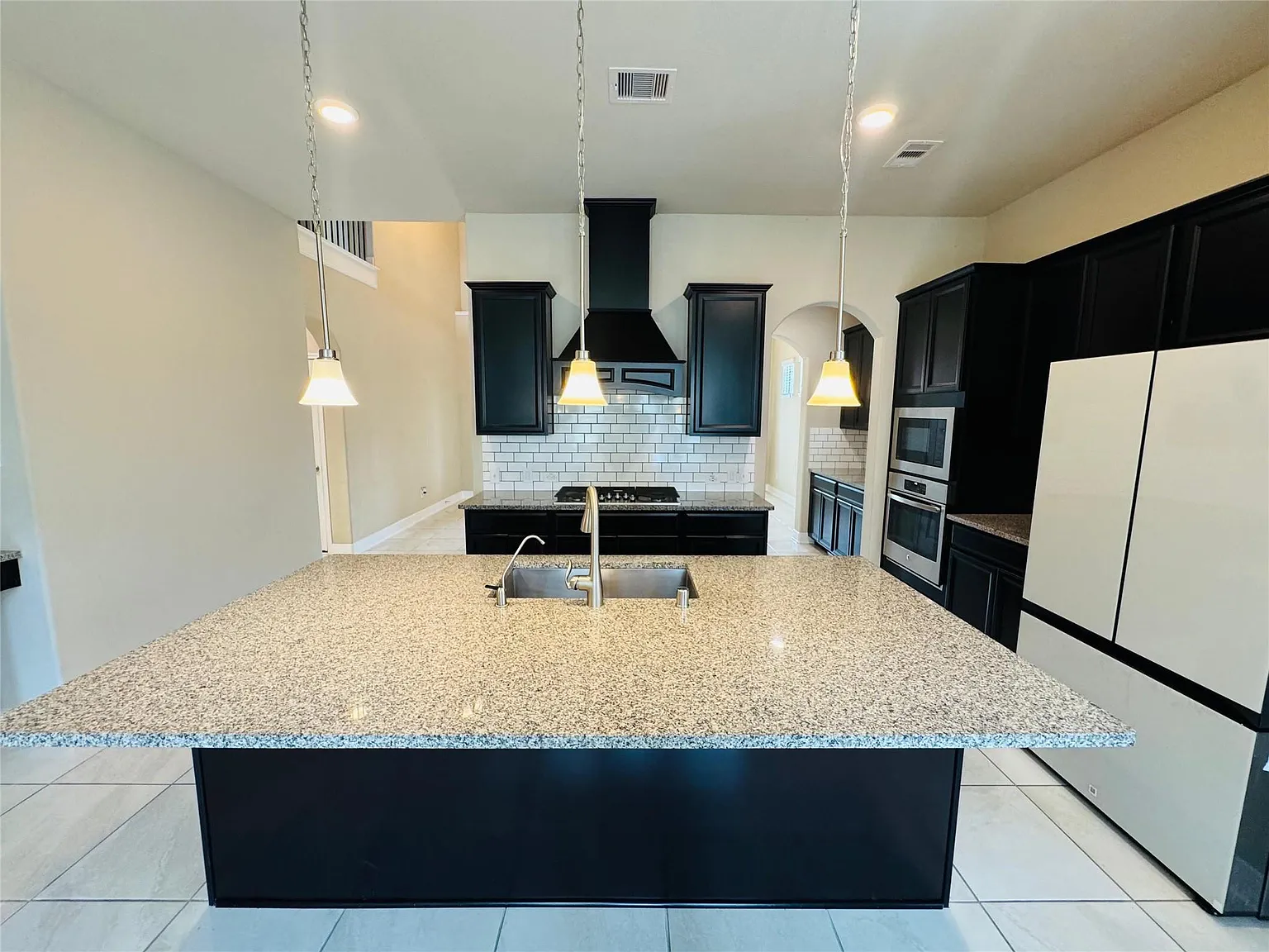5 bed, 4.0 bath, 3324 sqft, $4,200 — Photo 3