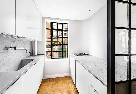 5th image of 17 W 67th St APT 11A