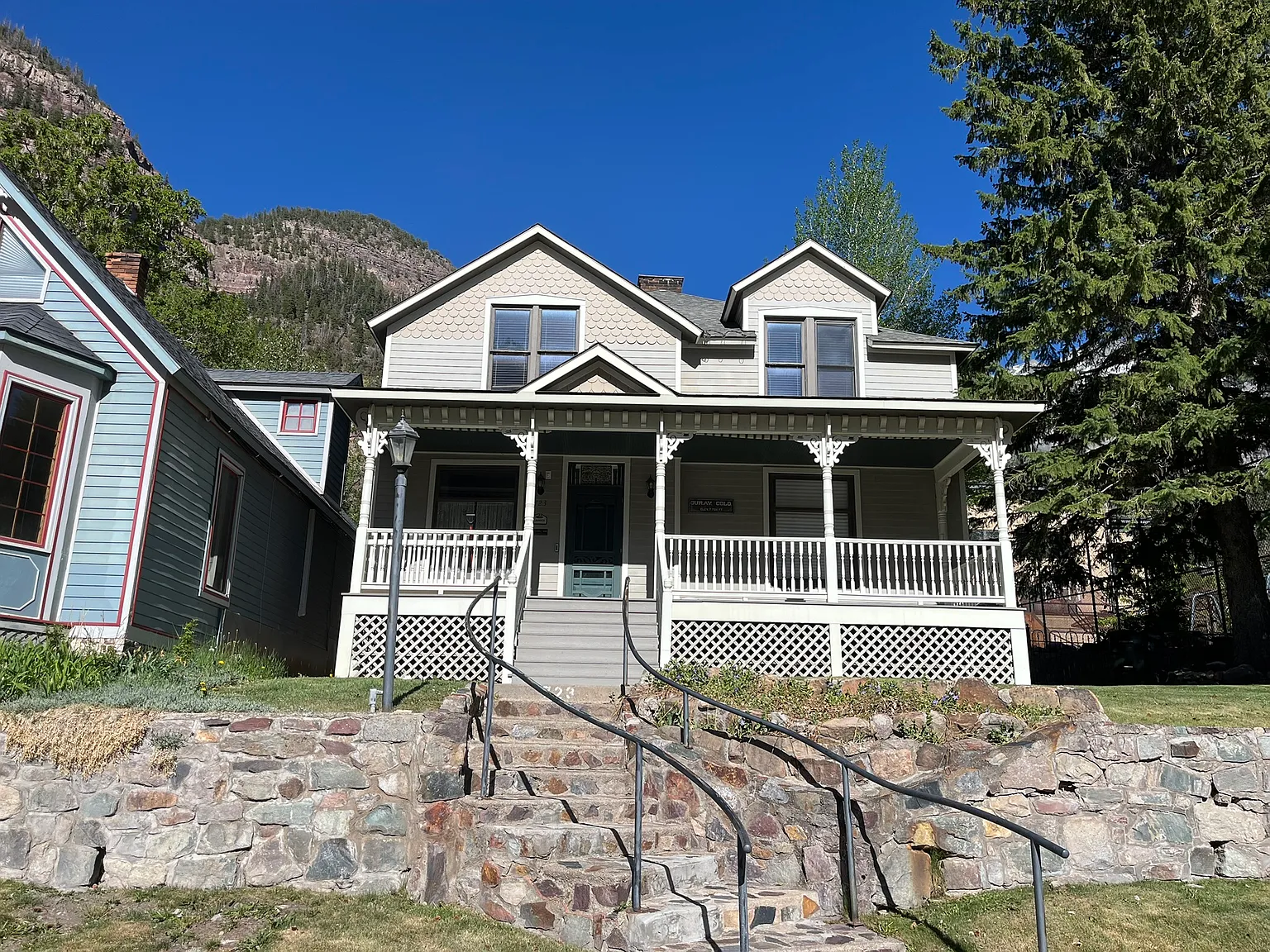 4 bed, 2512 sqft, $4,000 — Photo 1