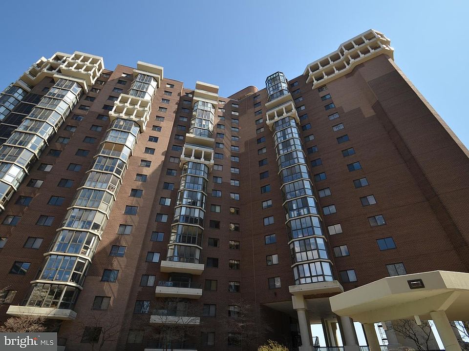 1st image of 1600 N Oak St APT 1701