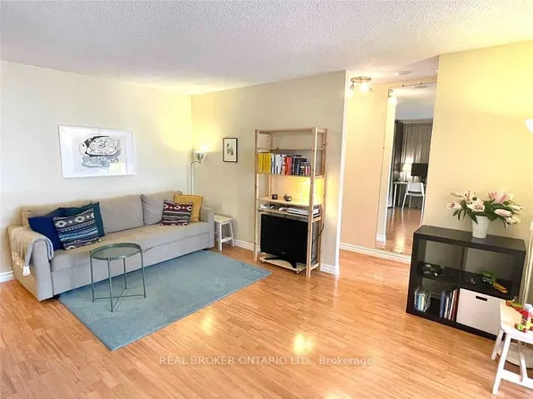 633 Bay St, Toronto, ON