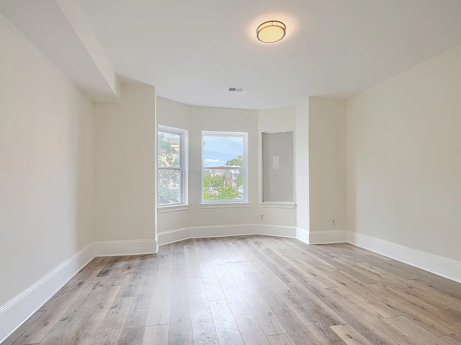 3 bed, 1300 sqft, $3,000 — Photo 2