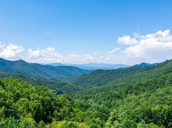 633 Log Cabin Ln, Cullowhee, NC 28723