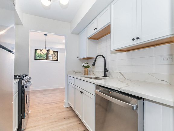 5th image of 2210 Country Club Dr APT 2