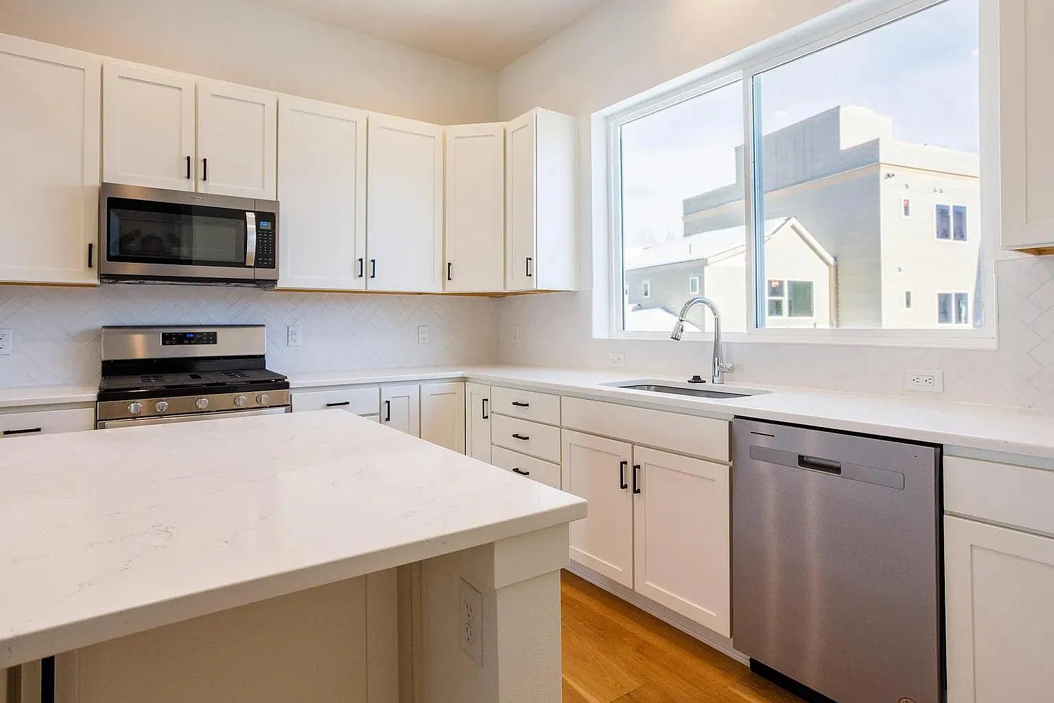 3 bed, 3.5 bath, 2060 sqft, $3,500 — Photo 3