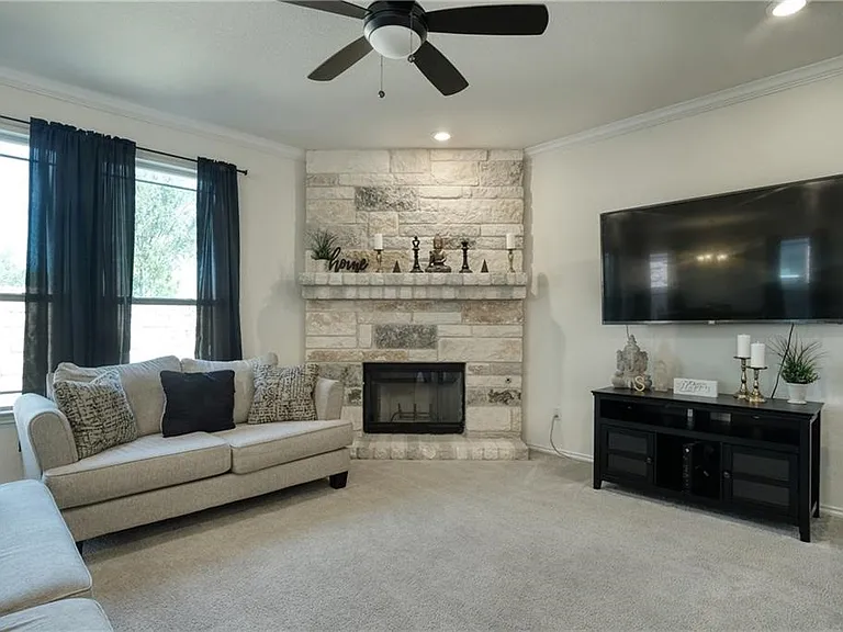 521 Bradford Ln — Photo 6