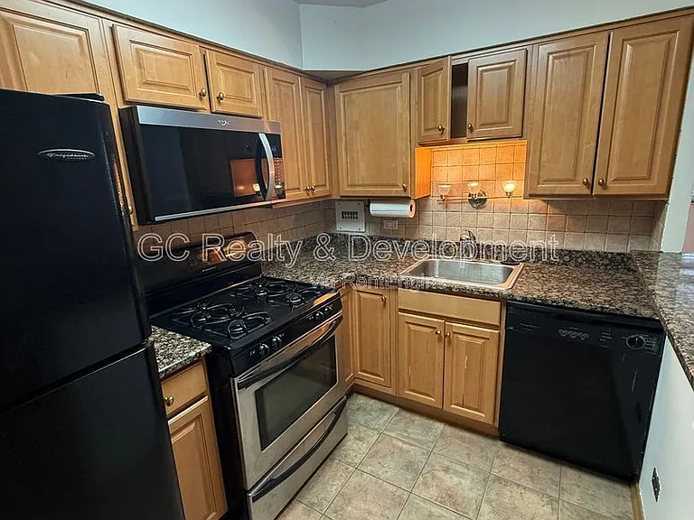 253 E Delaware Pl #19C — Photo 2