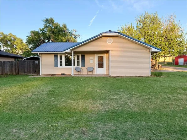 408 W 5th St, Hammon, OK 73650