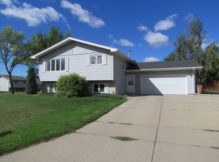 1840 12th St SW, Minot, ND 58701