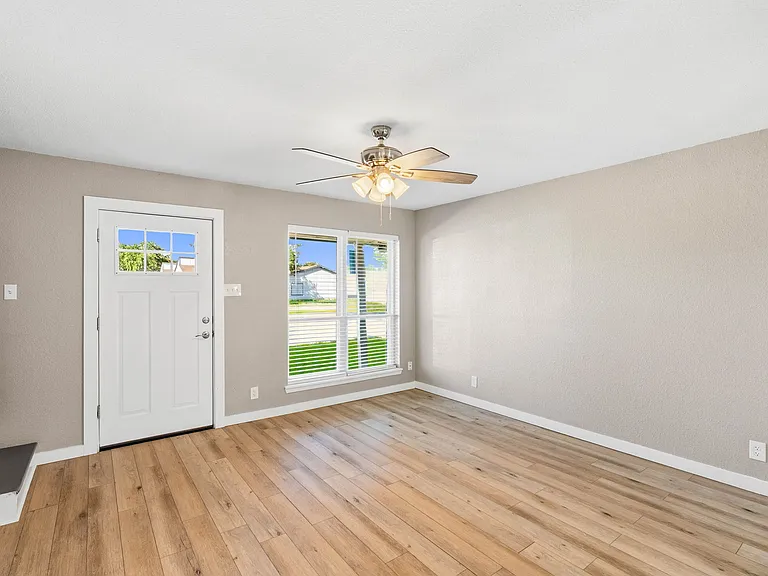 4820 Delwood St — Photo 3