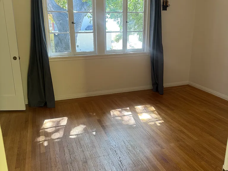 Middle upper room 14' X 12' walk in closet bright, roomy