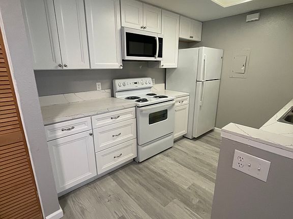 2nd image of 851 W San Ysidro Blvd Unit 1