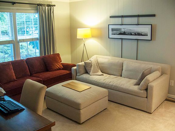 Family room w/ gas fireplace