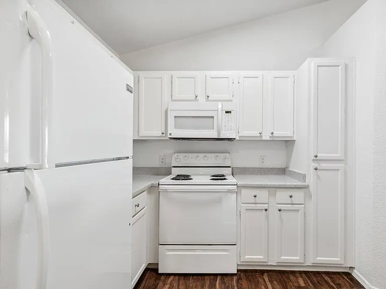 580 Potomac Ave — Photo 3