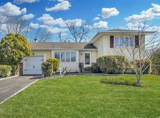 8 Richmond Pl, Commack, NY 11725