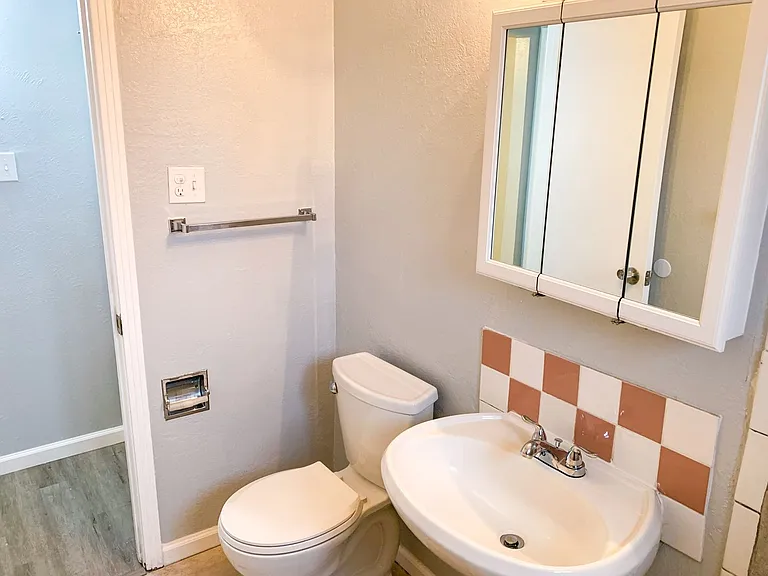Large One-Bedroom Units Near Nob Hill — Photo 22